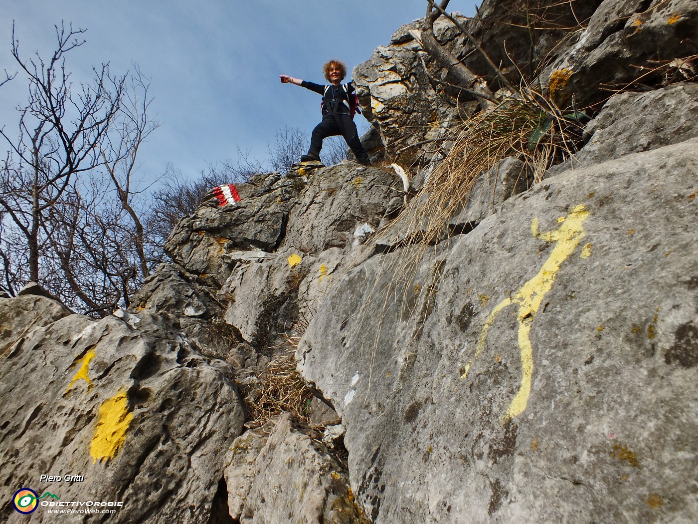 49 L'omino giallo dello Sky Race Corna Trentapassi ci segue sempre.JPG